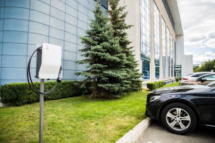 Электрозарядка для автомобилей на Vip-парковке— фитнес-клуб 5 элемент